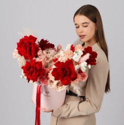 cvety v korobke gortenziya s francuzskimi rozami 5